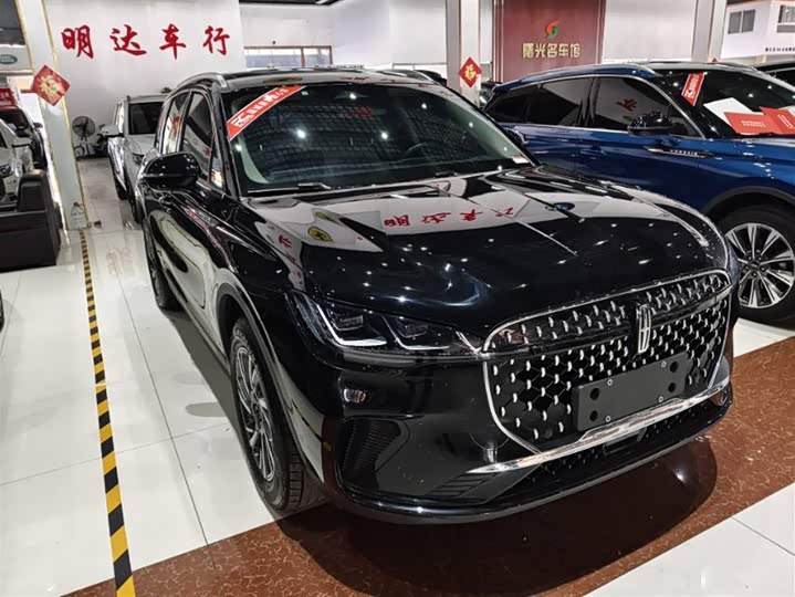 Фото 2 - Lincoln Corsair