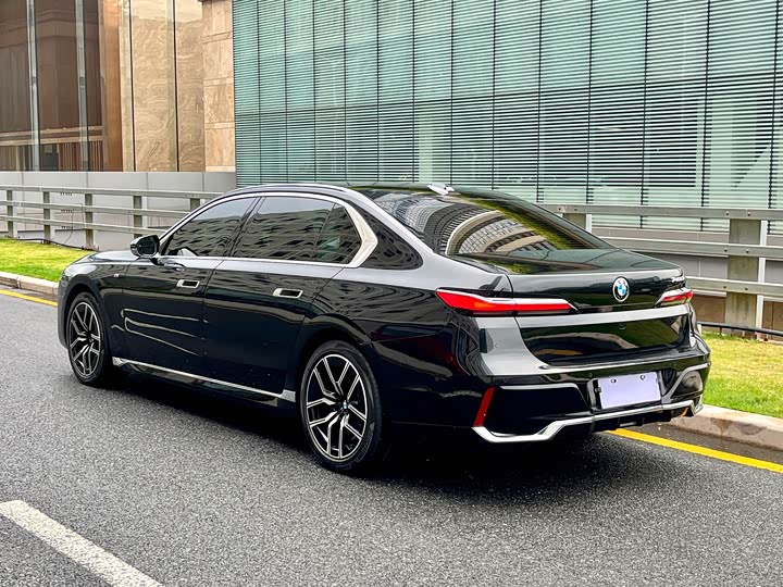 Фото 4 - BMW 7 Series