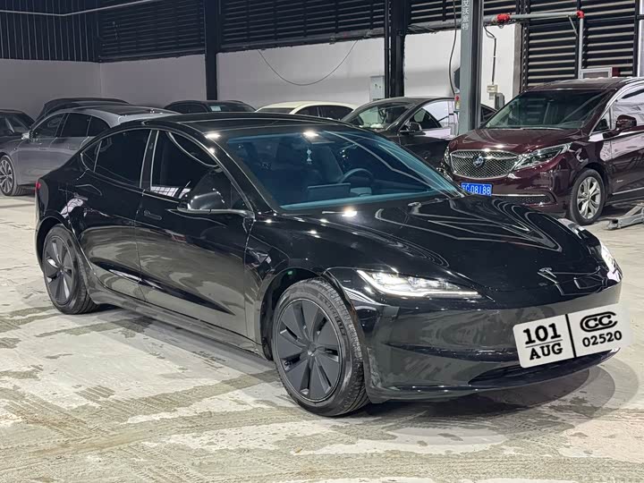 Фото 3 - Tesla Model 3