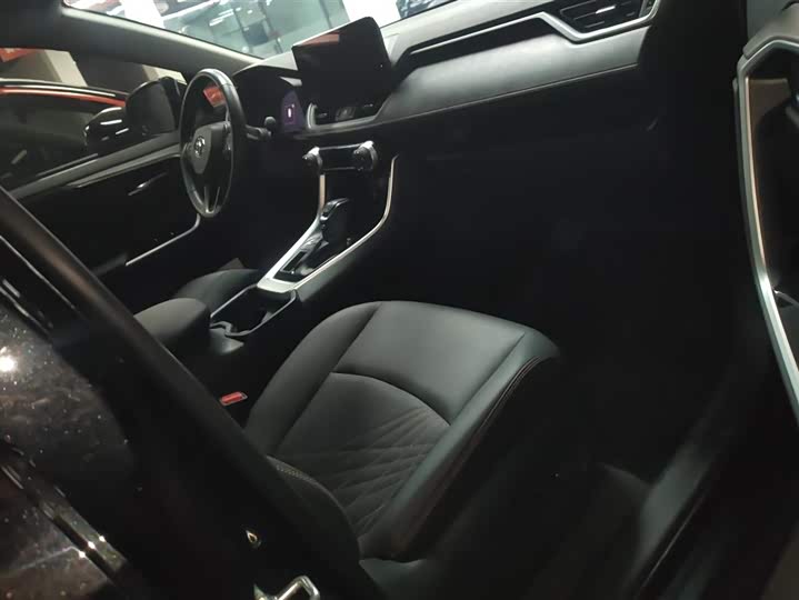 Фото 8 - Toyota RAV4