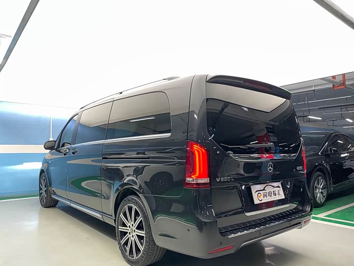 Фото 8 - Mercedes-Benz V-Class