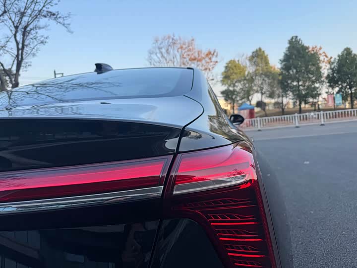 Фото 6 - Hongqi H5