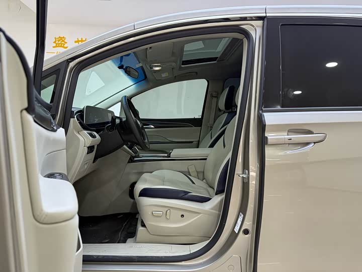 Фото 4 - Buick GL8 ES