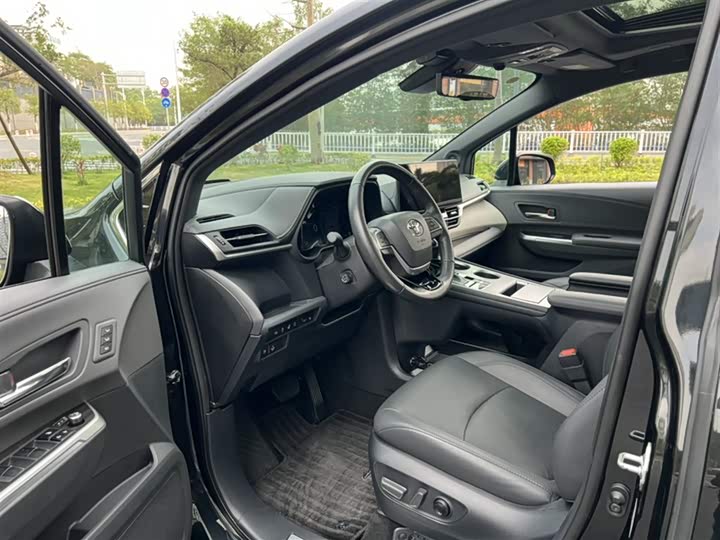 Фото 4 - Toyota Granvia