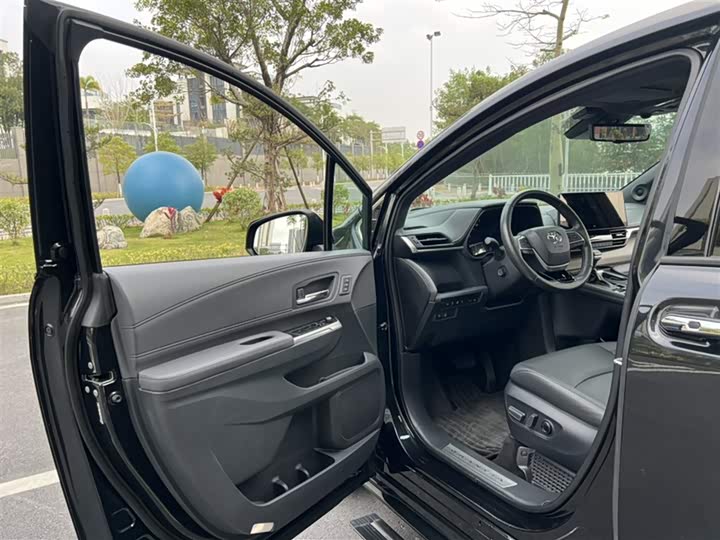 Фото 8 - Toyota Granvia