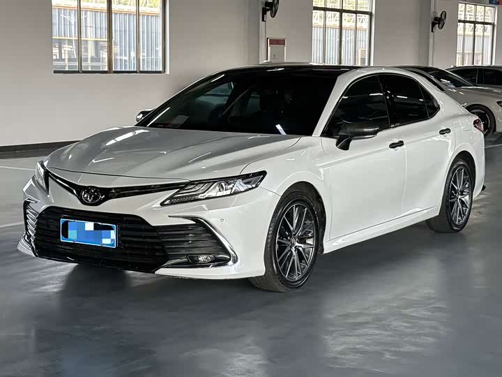 Фото 2 - Toyota Camry