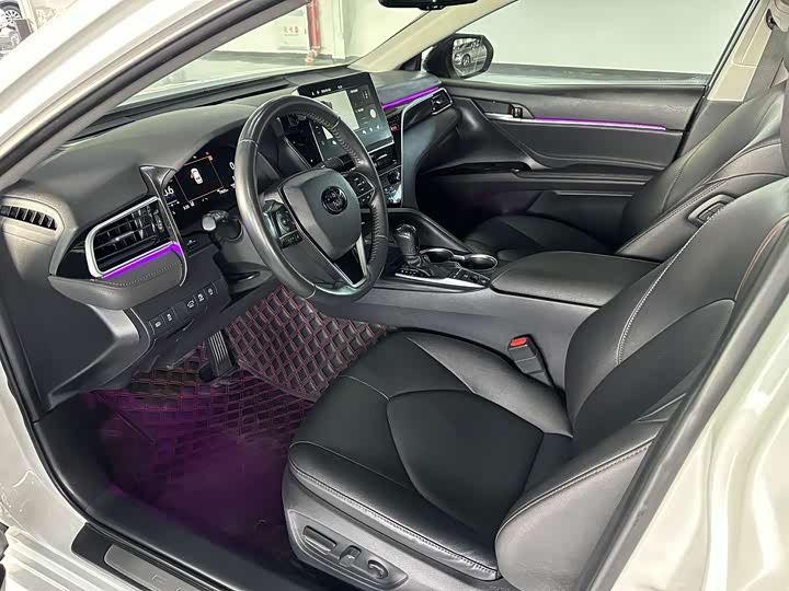 Фото 4 - Toyota Camry