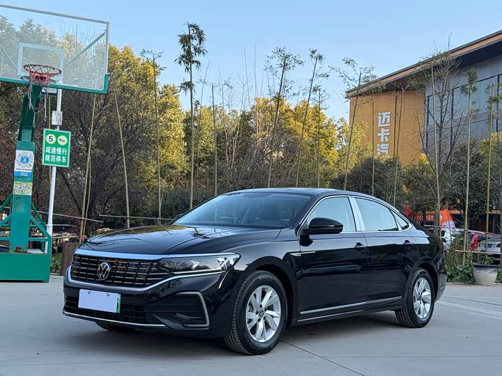 Фото 1 - Volkswagen Passat Hybrid