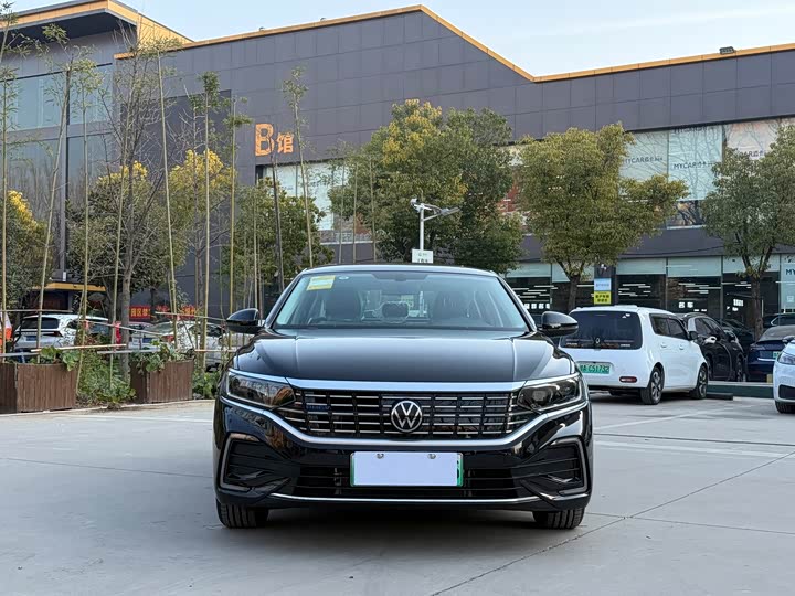 Фото 2 - Volkswagen Passat Hybrid