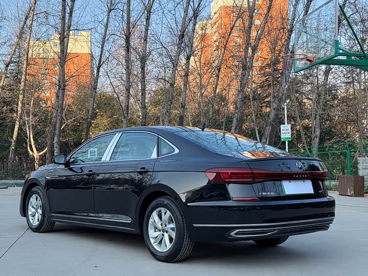 Фото 9 - Volkswagen Passat Hybrid