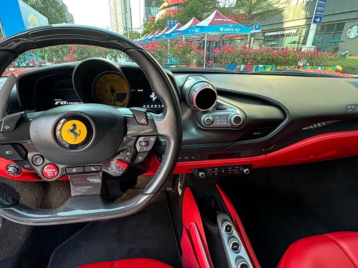 Фото 6 - Ferrari F8