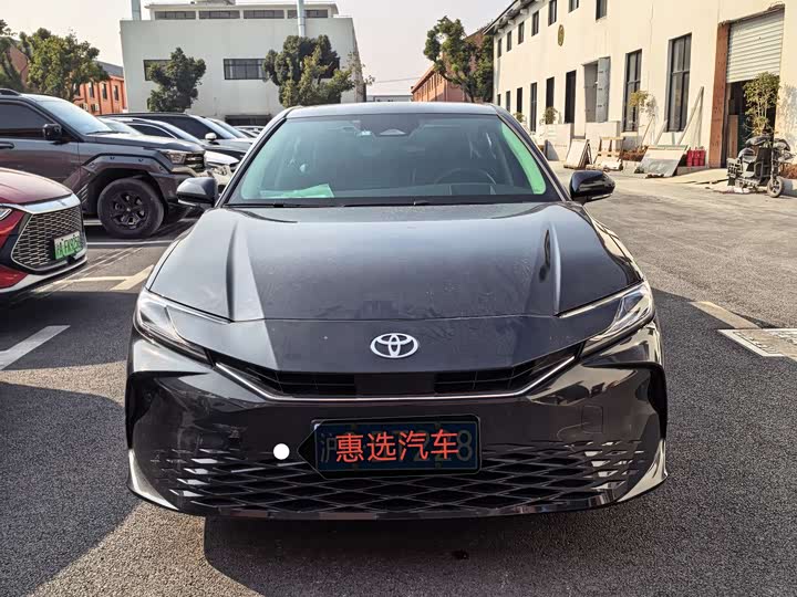 Фото 2 - Toyota Camry