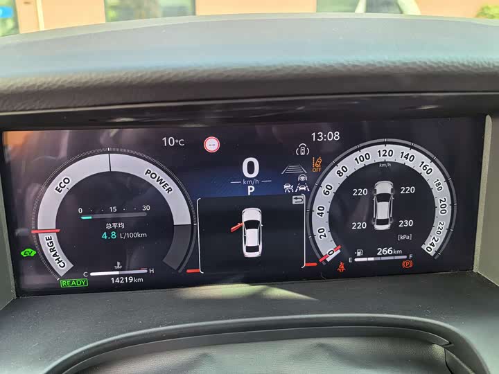 Фото 4 - Toyota Camry