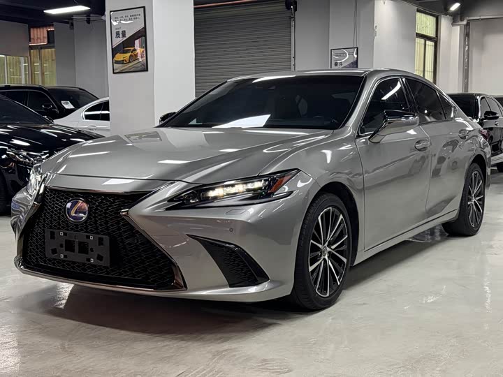 Фото 1 - Lexus ES