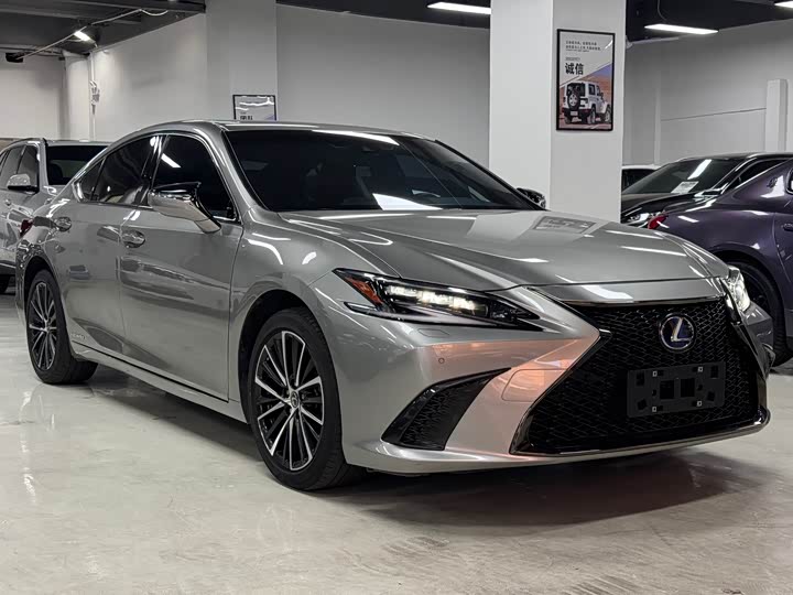 Фото 2 - Lexus ES