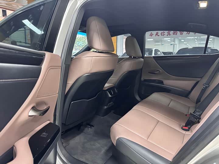 Фото 5 - Lexus ES