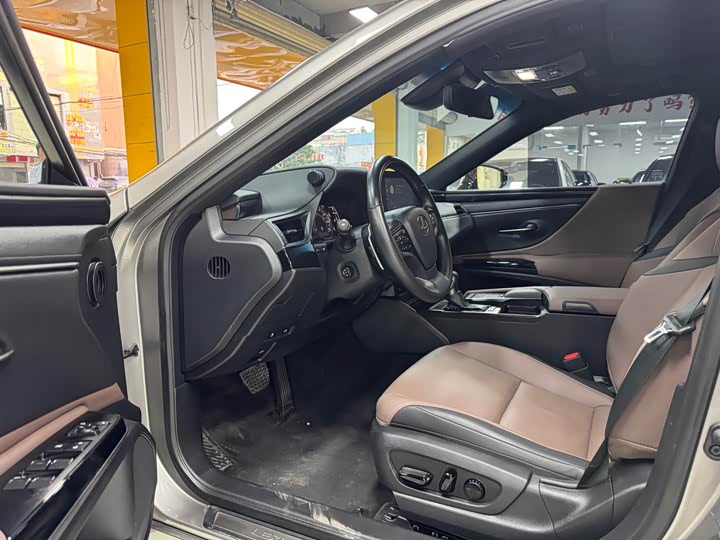 Фото 6 - Lexus ES