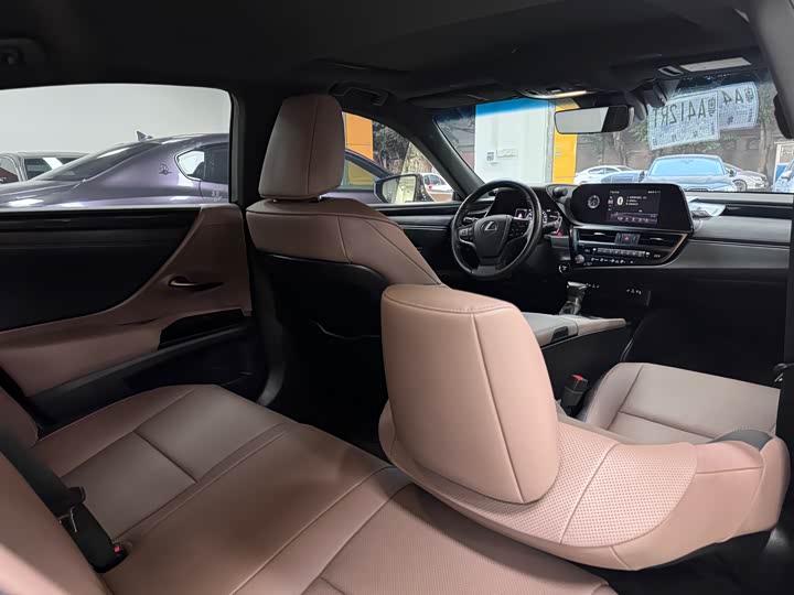 Фото 7 - Lexus ES