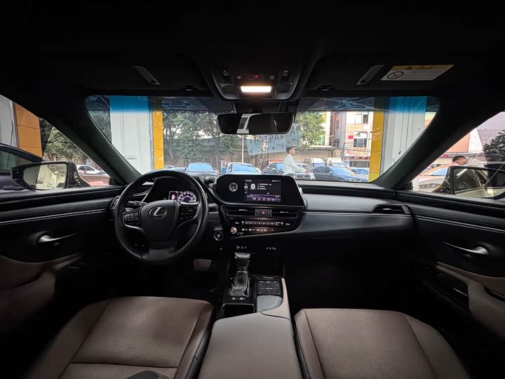 Фото 8 - Lexus ES