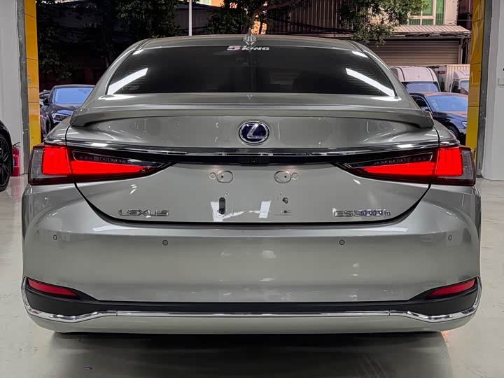 Фото 9 - Lexus ES