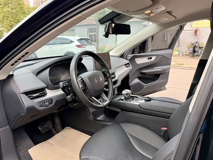 Фото 4 - Hongqi E-QM5