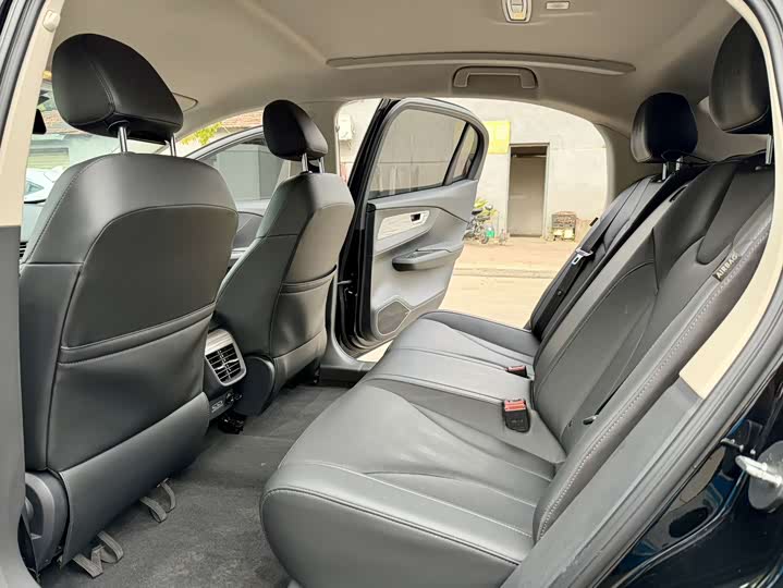 Фото 6 - Hongqi E-QM5