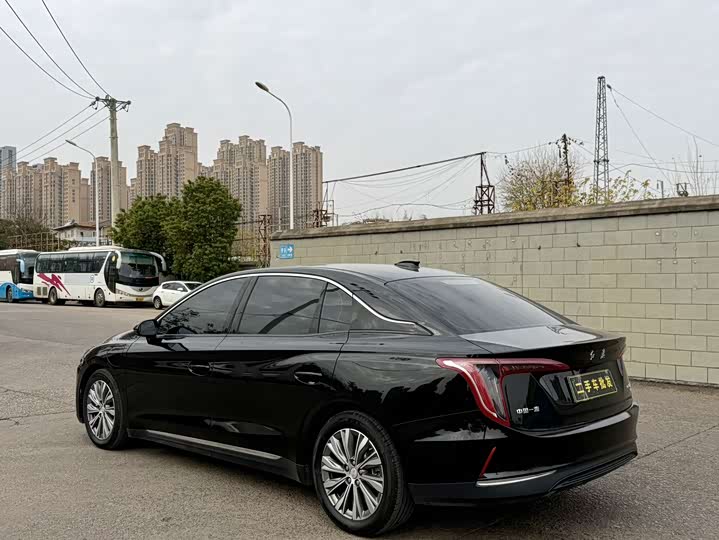 Фото 9 - Hongqi E-QM5