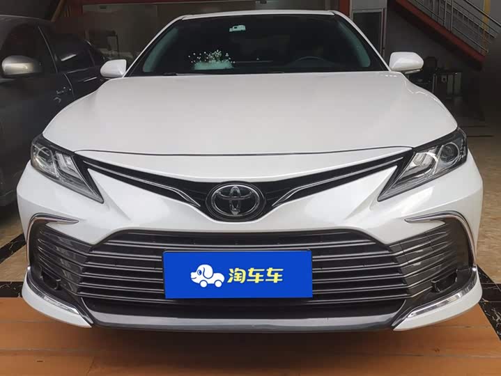 Фото 2 - Toyota Camry