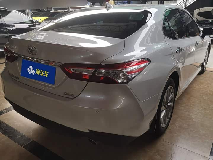 Фото 3 - Toyota Camry