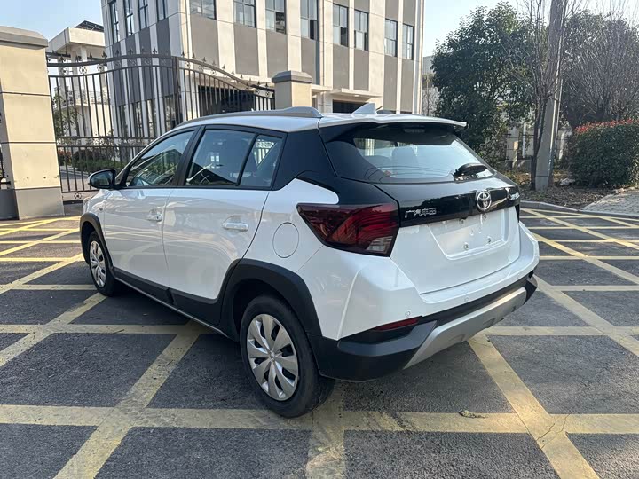 Фото 5 - Toyota Yaris L Hatchback