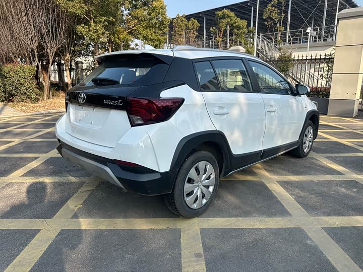 Фото 6 - Toyota Yaris L Hatchback