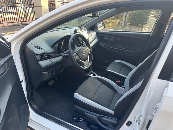 Фото 7 - Toyota Yaris L Hatchback