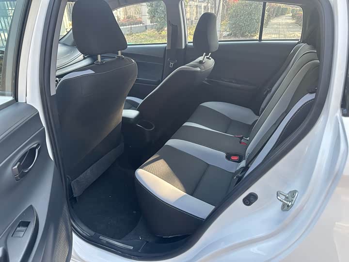 Фото 8 - Toyota Yaris L Hatchback