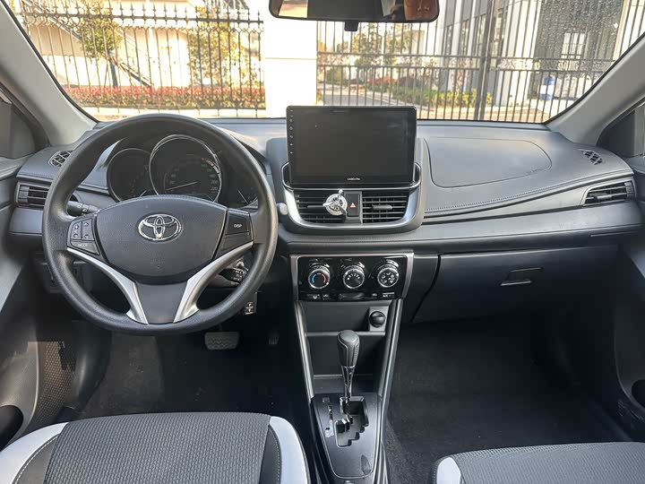 Фото 9 - Toyota Yaris L Hatchback