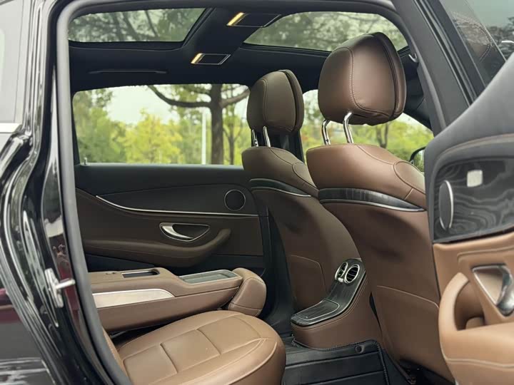 Photo 6 - Mercedes-Benz E-Class