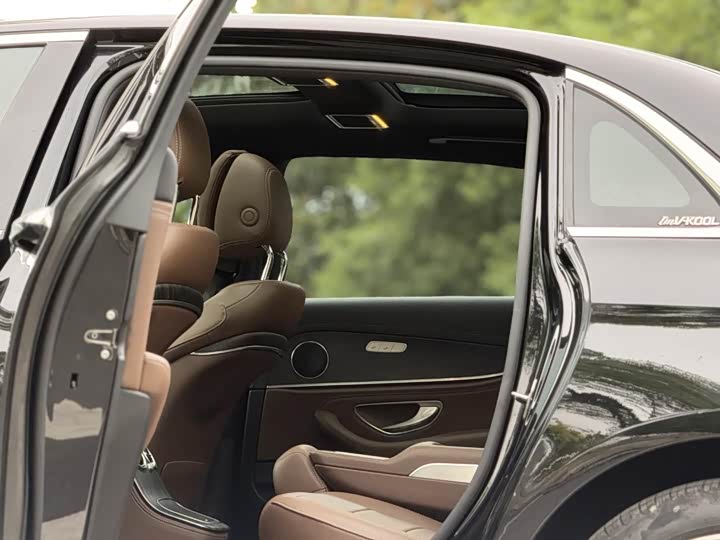 Photo 8 - Mercedes-Benz E-Class