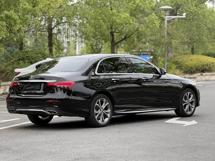 Photo 9 - Mercedes-Benz E-Class