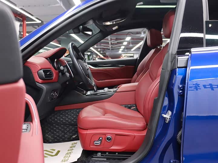 Фото 8 - Maserati Levante