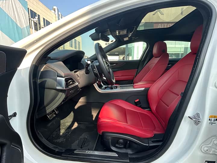 Фото 4 - Jaguar XE L