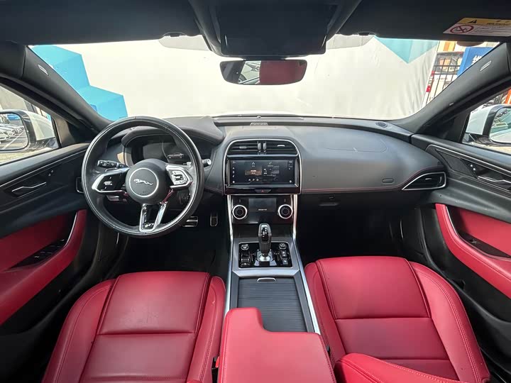 Фото 6 - Jaguar XE L