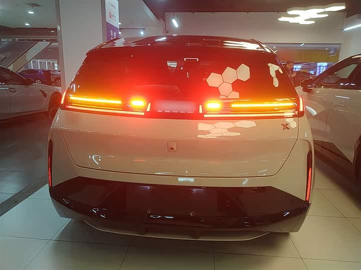 Фото 6 - Zeekr X