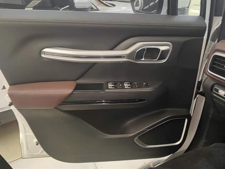 Фото 7 - Geely Okavango