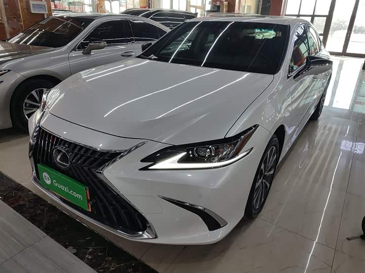 Фото 1 - Lexus ES