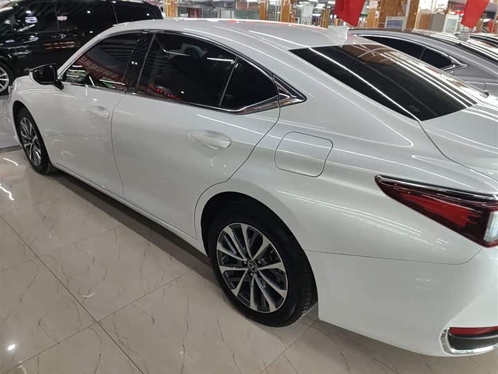 Фото 5 - Lexus ES