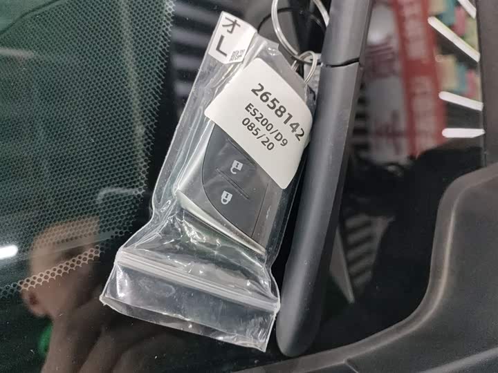 Фото 9 - Lexus ES