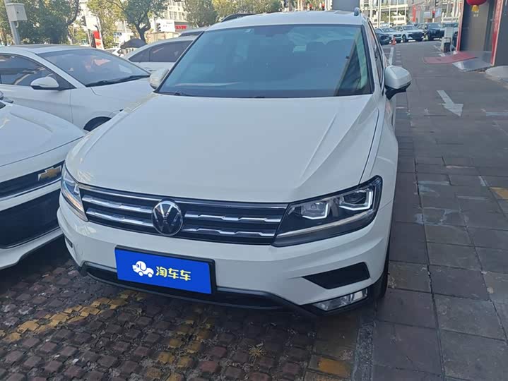 Фото 2 - Volkswagen Tiguan L Pro