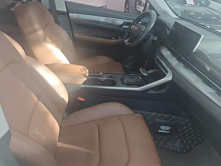 Фото 8 - Geely Vision X6