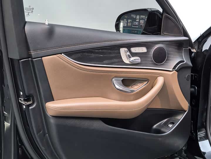 Фото 9 - Mercedes-Benz E-Class