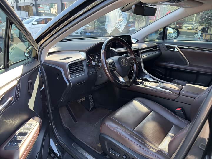 Фото 4 - Lexus RX