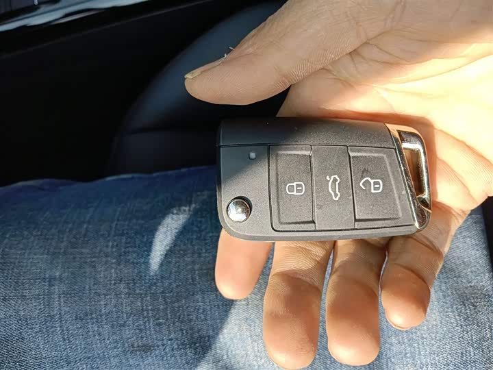 Фото 9 - Volkswagen Passat Hybrid